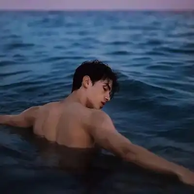仰映容